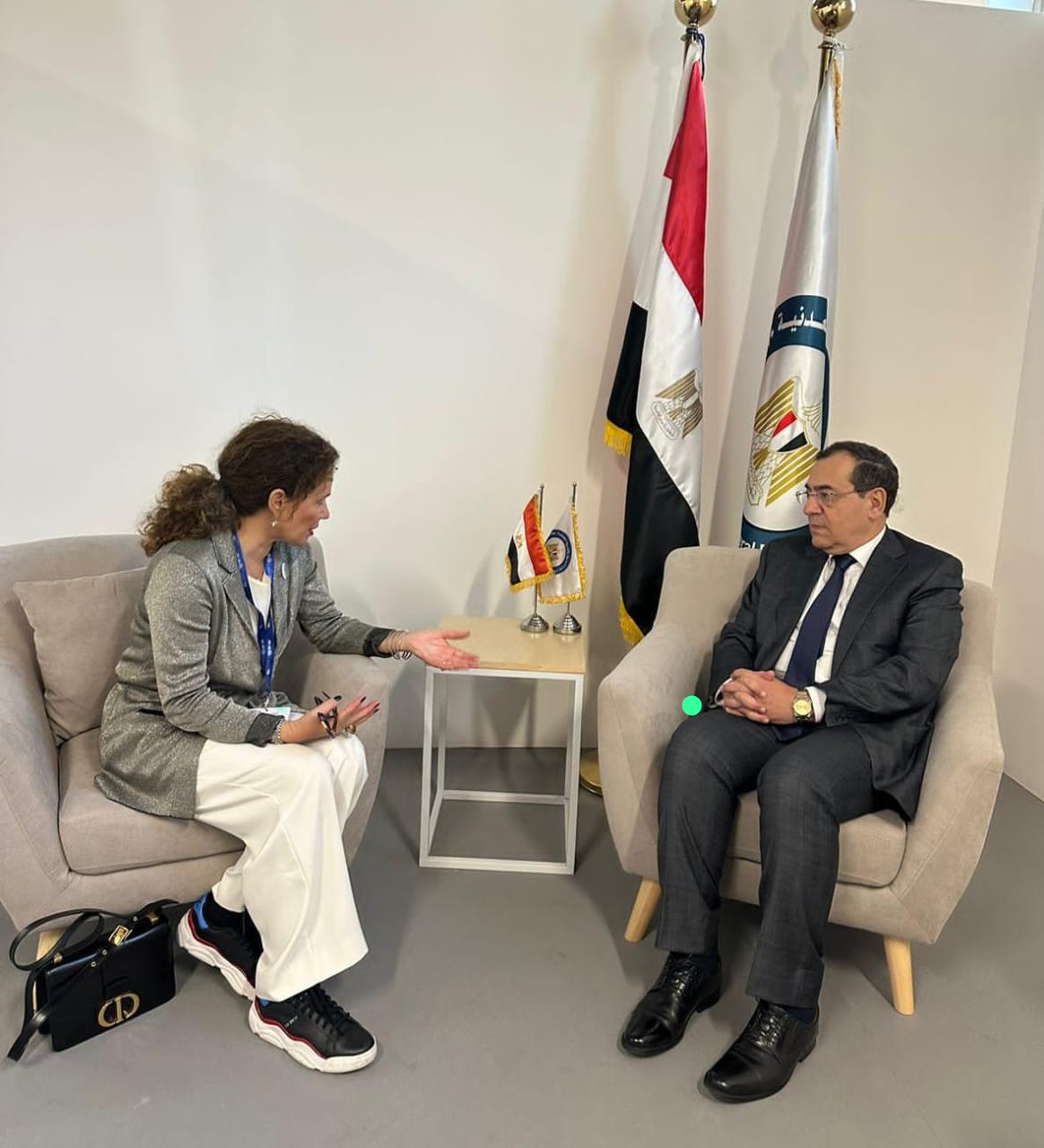 وزير البترول مع الشركة اليونانية