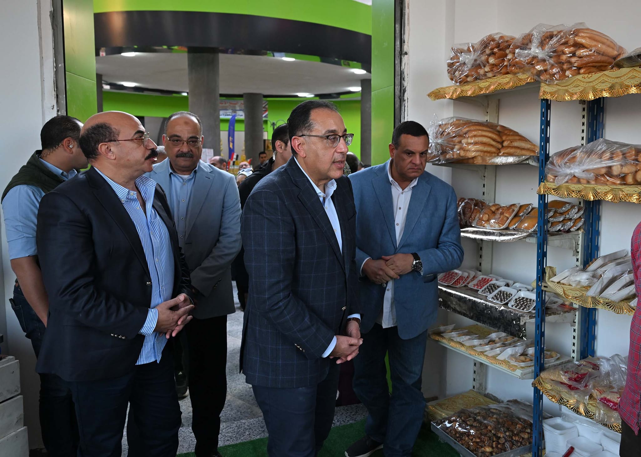 رئيس الوزراء يتفقد معرض السلع الغذائية بحي اللوتس