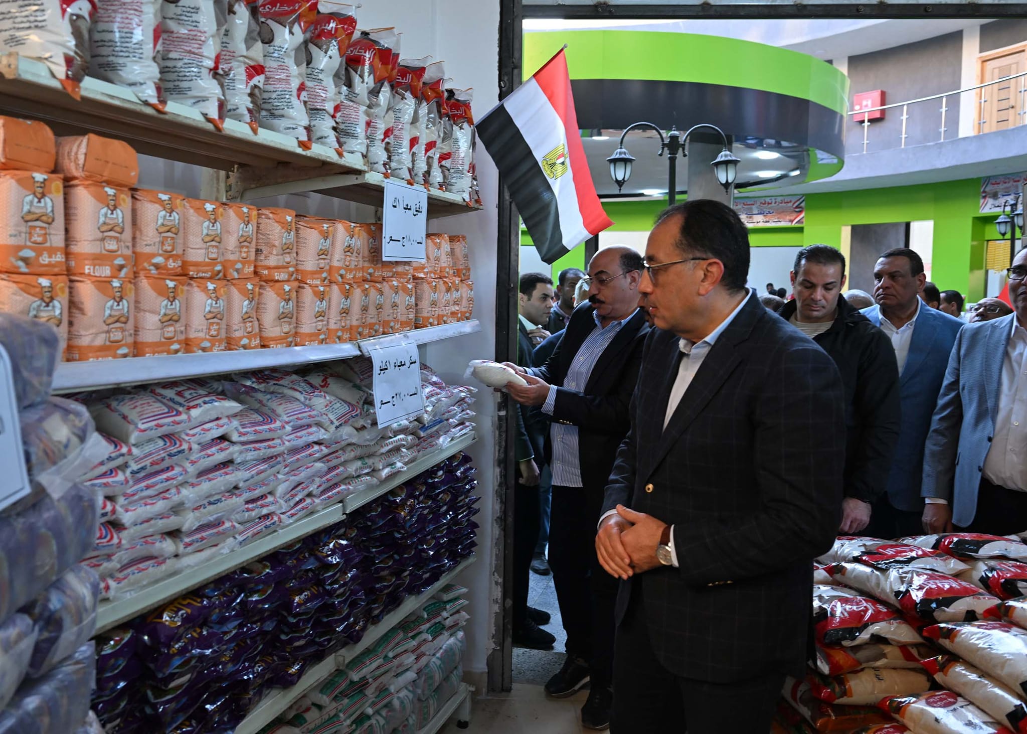 رئيس الوزراء يتفقد معرض السلع الغذائية بحي اللوتس