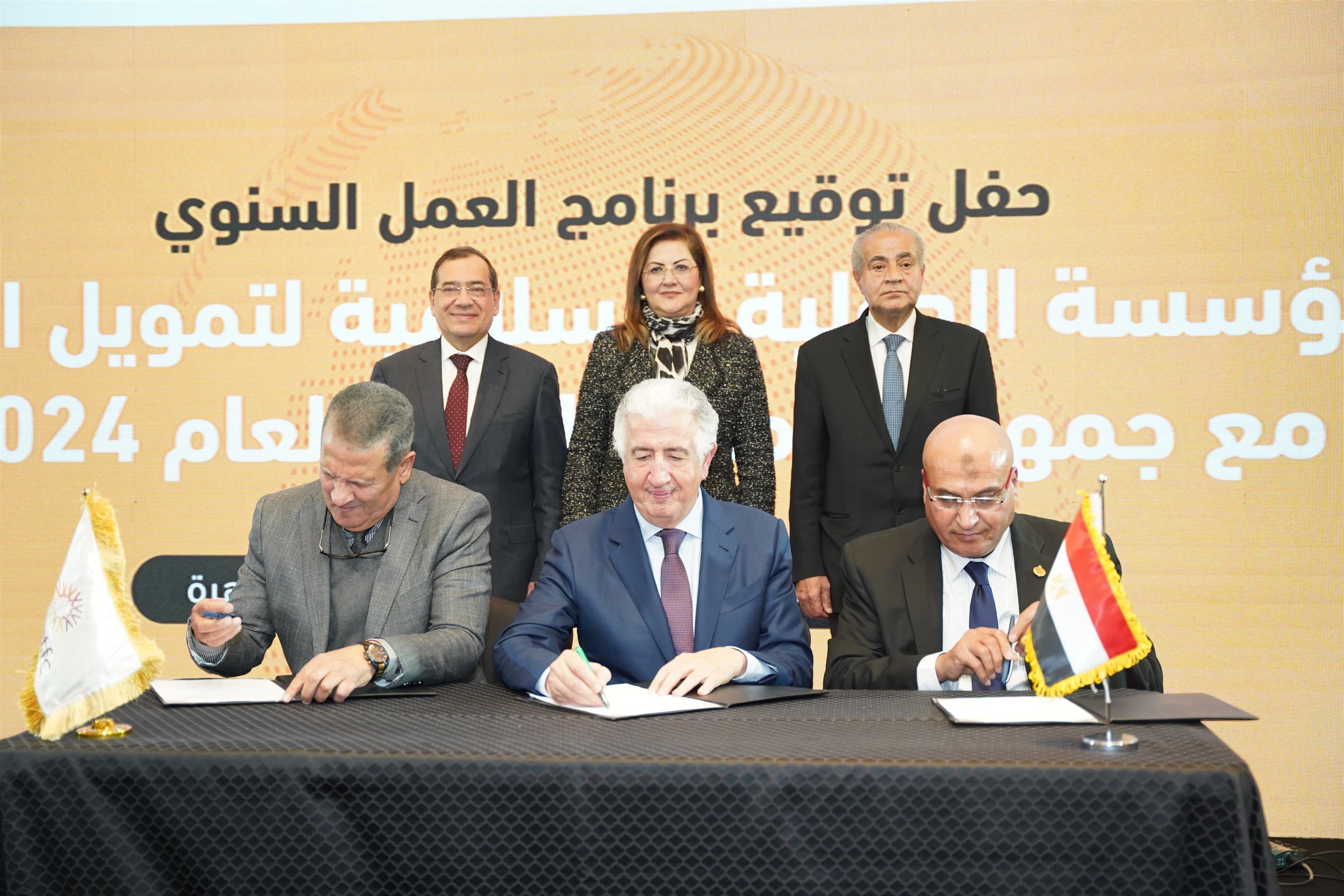 السعيد ومحافظ مصر يشهدان توقيع برنامج العمل السنوي
