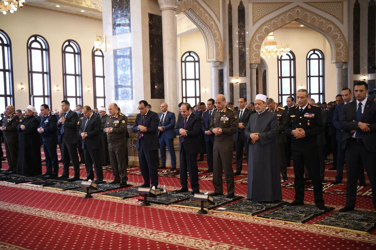 السيسي يؤدي صلاة الجمعة بمسجد المشير طنطاوي
