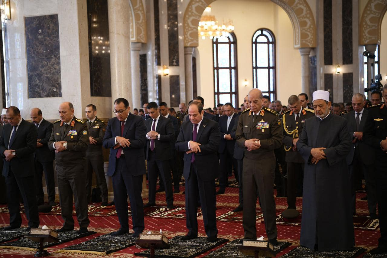 السيسي يؤدي صلاة الجمعة بمسجد المشير طنطاوي