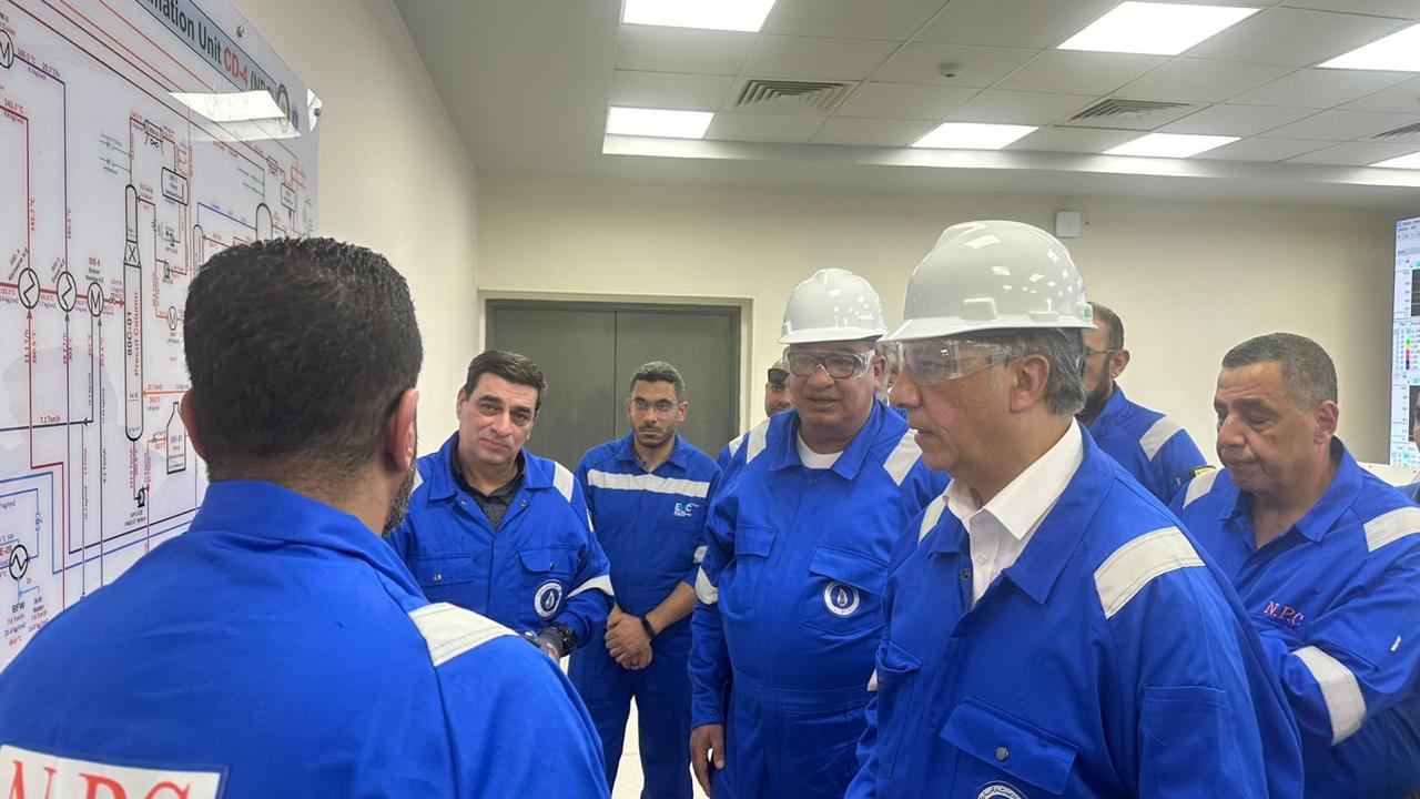 رئيس هيئة البترول خلال زيارته لشركة النصر للبترول بالسويس