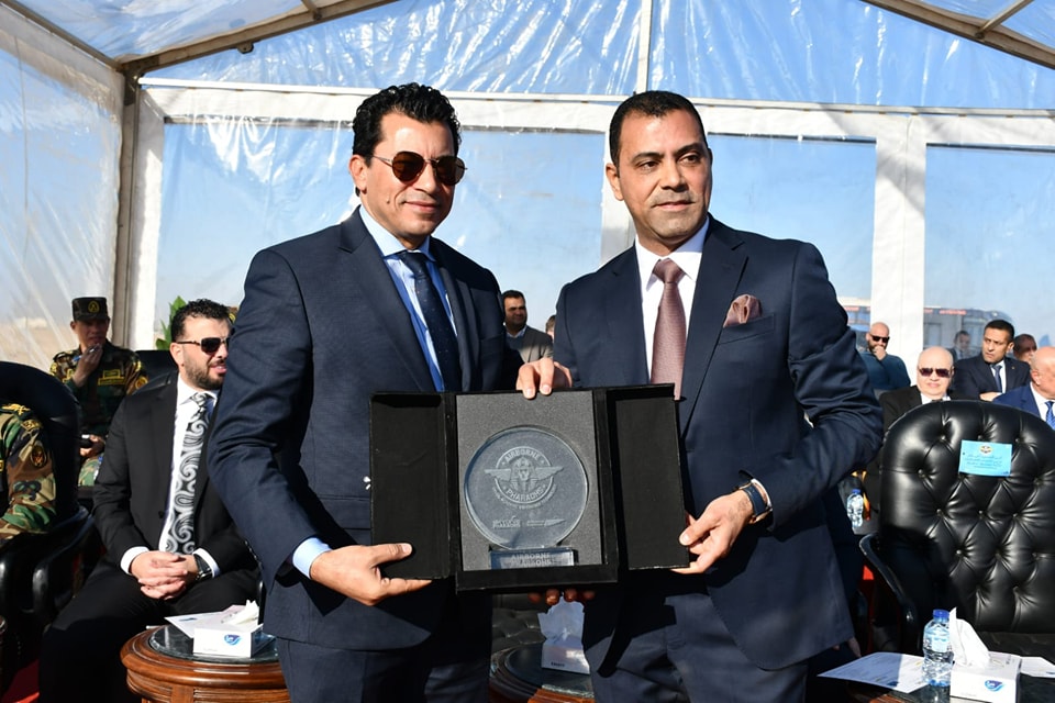 وزيرا الرياضة والطيران يشهدان التدريب الدولي بالمظلات