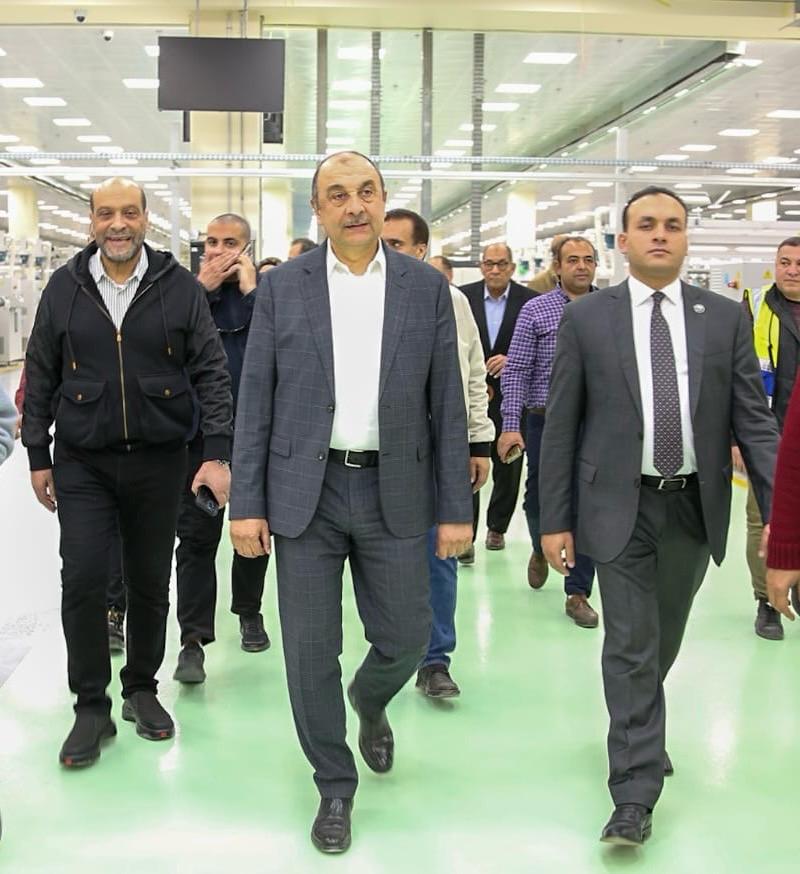 وزير قطاع الأعمال يتفقد مصانع شركة مصر للغزل والنسيج بالمحلة