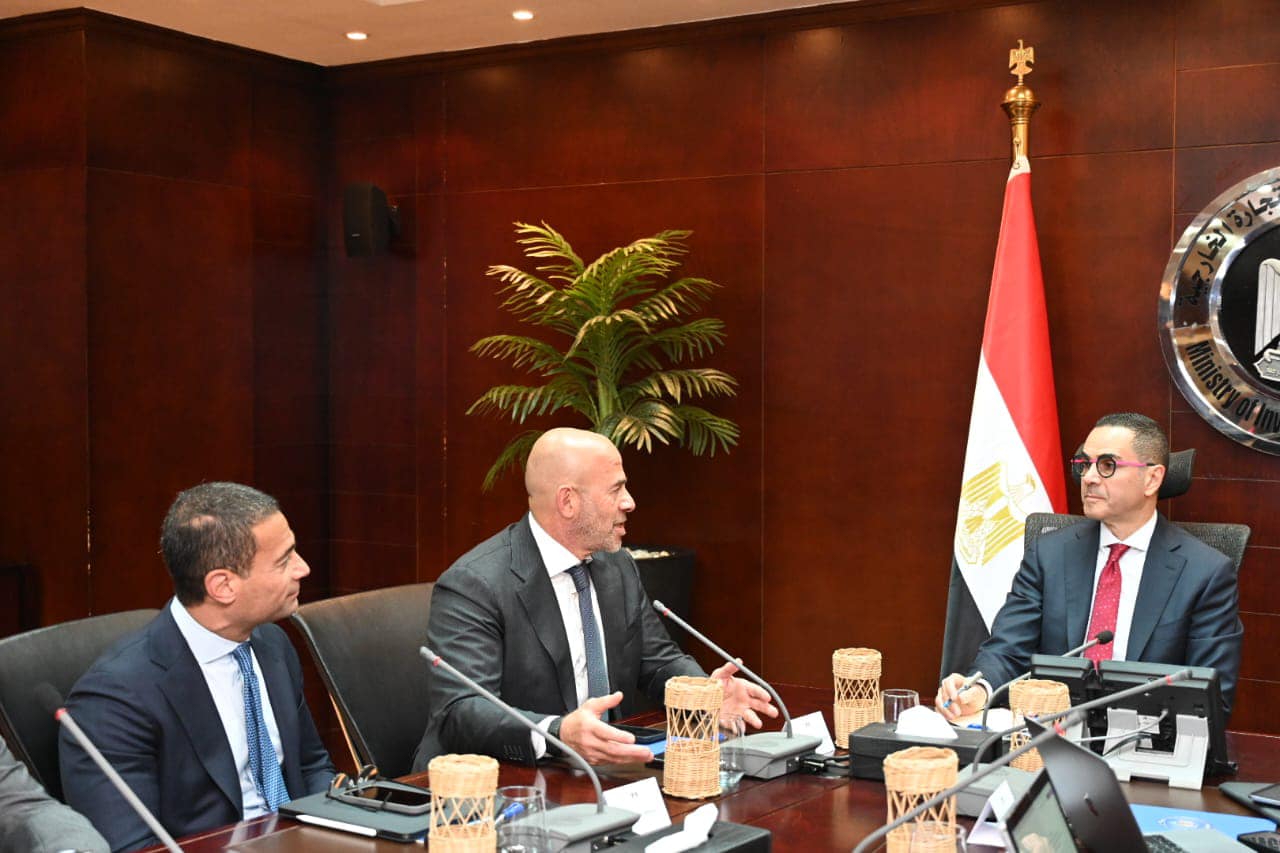 وزير الاستثمار يلتقي مستثمرين في مجال الطاقة الخضراء