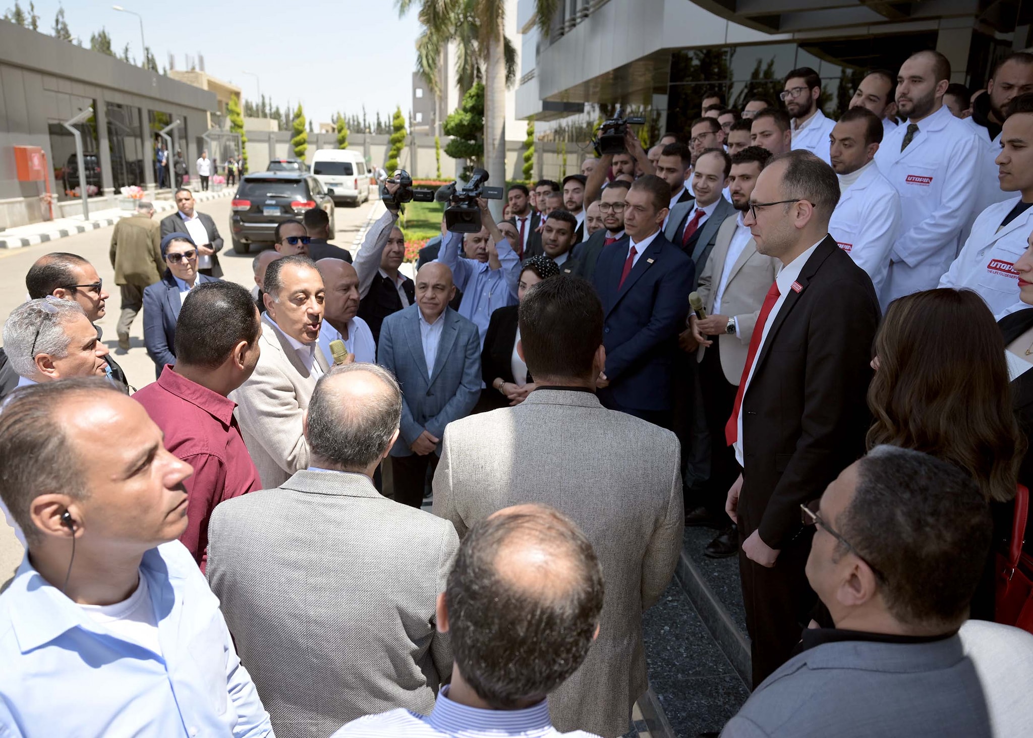 رئيس الوزراء يتفقد مصنع شركة يوتوبيا للأدوية