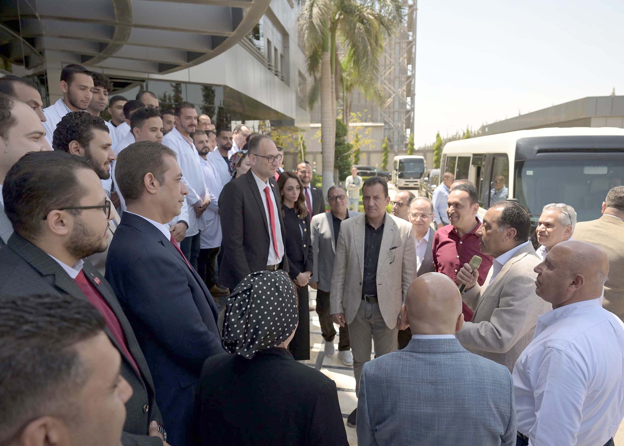 رئيس الوزراء يتفقد مصنع شركة يوتوبيا للأدوية