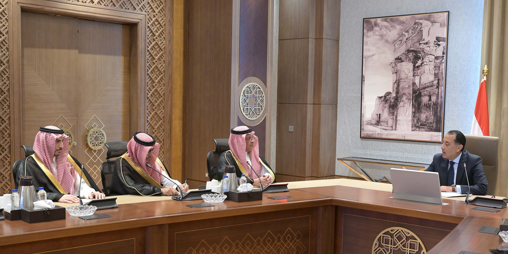 رئيس الوزراء يستقبل الأمين العام السعودي