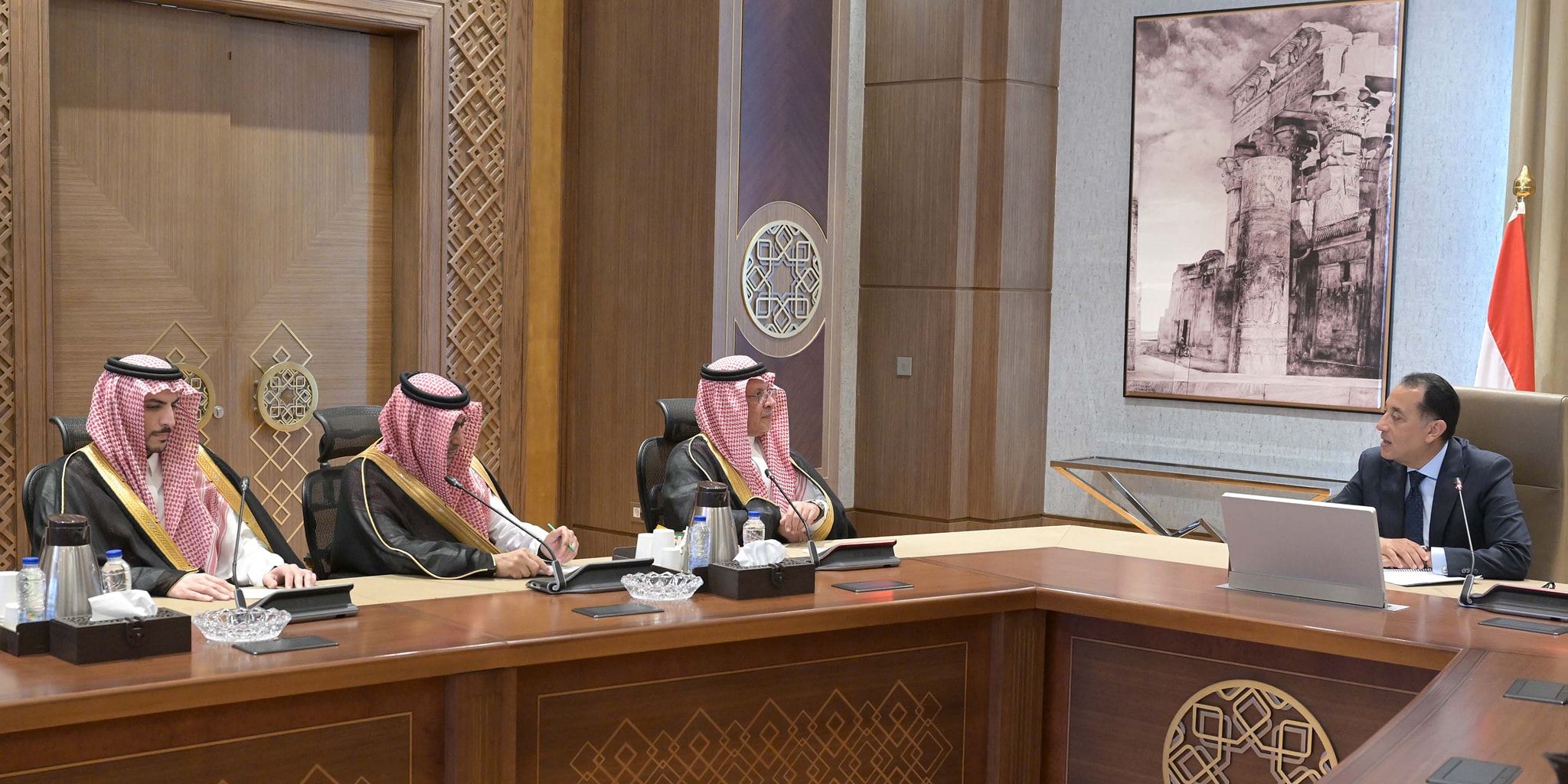 رئيس الوزراء يستقبل الأمين العام السعودي